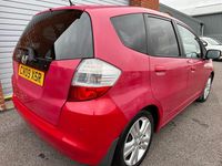 Begagnad Honda Jazz EX 100 HK (73 kW) 2009 Röd Halvkombi