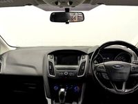 Begagnad Ford Focus Zetec 120 HK (88 kW) 2017 Svart Halvkombi