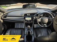 Używany Honda Civic EX 129 KM (94 kW) 2018 Biały Hatchback