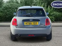 Usado Mini Cooper Hatch 136 CV (100 kW) 2017 Gris Utilitario