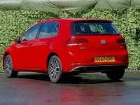Used VW Golf VII SE 125 HP (91 kW) 2017 Red Hatchback