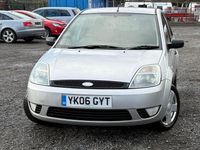 Usado Ford Fiesta Zetec 80 CV (58 kW) 2006 Plateado Utilitario