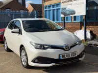 Used Toyota Auris 116 HP (85 kW) 2016 White Hatchback