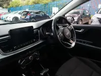 Begagnad Kia Rio 101 HK (74 kW) 2023 Grå Halvkombi