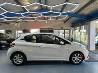 Begagnad Peugeot 208 Access 2016 Vit Halvkombi