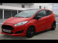 Usado Ford Fiesta Zetec 140 CV (102 kW) 2016 Rojo Utilitario