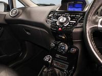 Usado Ford Fiesta Titanium 95 HP (69 kW) 2016 Cinzento Citadino