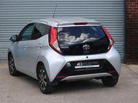 Usado Toyota Aygo X-plore 72 HP (52 kW) 2019 Prateado Citadino