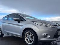 Usado Ford Fiesta Zetec 82 HP (60 kW) 2012 Prateado Citadino