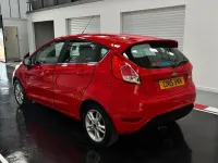 Usado Ford Fiesta Zetec 82 CV (60 kW) 2015 Rojo Utilitario