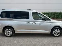 Usado Ford Tourneo Titanium 122 CV (89 kW) 2023 Plateado Familiar