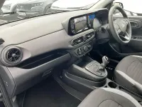 Ny Hyundai i10 Advanced 83 HK (61 kW) 2025 Röd Halvkombi