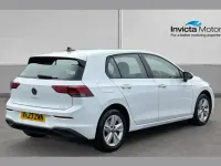 Begagnad VW Golf VIII Life 150 HK (110 kW) 2023 Vit Halvkombi