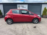 Usado Toyota Yaris Plus 99 HP (72 kW) 2014 Vermelho Citadino