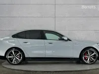 Usado BMW i5 M Sport 246 kW (335 CV) 2023 Gris Berlina