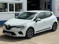Used Renault Clio Iconic 90 HP (66 kW) 2021 White Hatchback