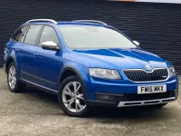 Usado Skoda Octavia Scout 4x4 150 CV (110 kW) 2015 Azul Familiar