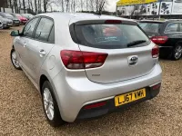 Usado Kia Rio 77 HP (56 kW) 2017 Prateado Citadino