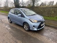 Used Toyota Yaris 99 HP (72 kW) 2015 Blue Hatchback