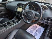 Usado Jaguar XE Prestige 180 HP (132 kW) 2018 Preto Sedan