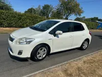 Used Toyota Auris Hybrid T4 136 HP (100 kW) 2011 White Hatchback