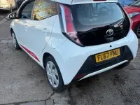 Usado Toyota Aygo X-play 68 HP (50 kW) 2017 Branco Citadino