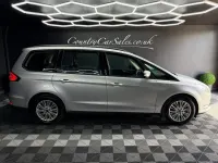 Usado Ford Galaxy Zetec 150 CV (110 kW) 2018 Plateado Monovolumen