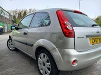 Usado Ford Fiesta Style 75 HP (55 kW) 2007 Prateado Citadino