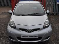 Usado Toyota Aygo 69 CV (50 kW) 2011 Plateado Utilitario