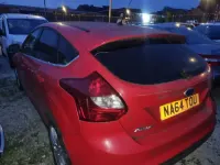 Begagnad Ford Focus Zetec 115 HK (84 kW) 2014 Röd Halvkombi
