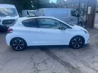 Used Peugeot 208 Allure 82 HP (60 kW) 2015 White Hatchback