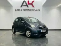 Usado Toyota Aygo 67 CV (49 kW) 2011 Gris Utilitario
