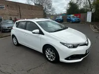 Usado Toyota Auris Business Edition 116 HP (85 kW) 2015 Branco Citadino
