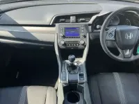 Używany Honda Civic SE 126 KM (92 kW) 2020 Srebrny Hatchback