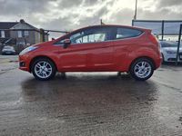Usado Ford Fiesta Zetec 82 HP (60 kW) 2015 Vermelho Citadino