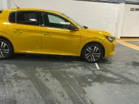 Second-hand Peugeot 208 Allure+ 100 CP (73 kW) 2024 Galben Hatchback