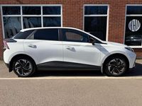 Begagnad MG MG4 EV SE 319 kW (435 HK) 2023 Vit Halvkombi