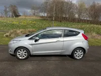 Usado Ford Fiesta Zetec 80 HP (58 kW) 2009 Prateado Citadino