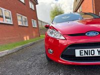 Usado Ford Fiesta Zetec 82 CV (60 kW) 2010 Rojo Utilitario