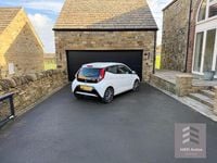 Used Toyota Aygo X-play 2019 White Hatchback