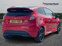Usado Ford Fiesta ST-Line 140 HP (102 kW) 2017 Vermelho Citadino