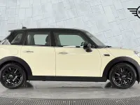 Usado Mini Cooper Classic 134 HP (98 kW) 2019 Branco Citadino