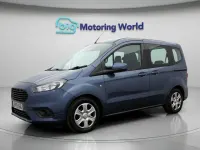 Usado Ford Tourneo Courier Zetec 100 CV (73 kW) 2019 Azul Monovolumen