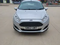 Usado Ford Fiesta Zetec 80 HP (58 kW) 2013 Prateado Citadino