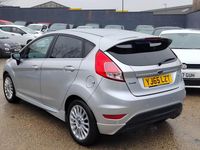 Usado Ford Fiesta Zetec 99 HP (72 kW) 2016 Prateado Citadino