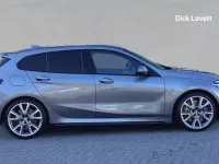Usado BMW M135 Comfort Edition 302 CV (222 kW) 2024 Gris Utilitario