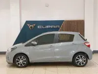 Usado Toyota Yaris 111 CV (81 kW) 2019 Gris Utilitario