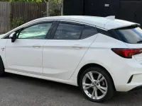 Used Vauxhall Astra SRi 110 HP (80 kW) 2017 White Hatchback