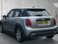 Usado Mini Cooper Classic 134 HP (98 kW) 2023 Prateado Citadino