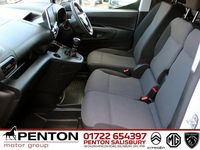Second-hand Vauxhall Combo S 100 CP (73 kW) 2023 Alb Monovolum